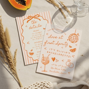Puede incluir: Dos tarjetas de invitación con texto e ilustraciones en naranja para una despedida de soltera, con media papaya, espigas de trigo y una copa de vino. Las tarjetas dicen "Love at first Spritz" y "The Details".