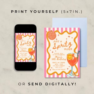 Op de afbeelding: Een verjaardagsuitnodiging met een roze en witte gestreepte achtergrond. De uitnodiging bevat de tekst "Just a Spritz Older" in een speels lettertype, samen met details voor een 30e verjaardag. Een smartphone toont de uitnodiging.