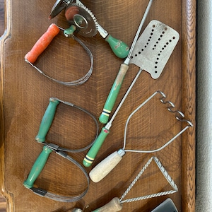 Set di utensili da cucina antichi/primitivi