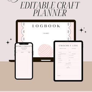 Op de afbeelding: Digitale, bewerkbare ambachtelijke planner weergegeven op een laptop, smartphone en tablet. Het laptopscherm toont een logboekontwerp, terwijl de tablet een haaklogboek weergeeft. De tekst "Customize It!" is zichtbaar.