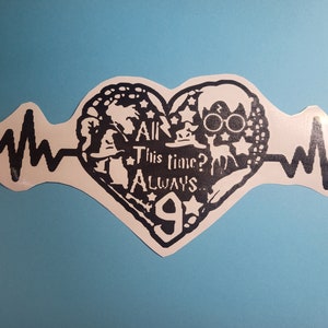Pode incluir: Um autocolante em forma de coração a preto e branco com o texto "All This time? Always 9". O design inclui silhuetas de personagens, estrelas e óculos, com uma linha de batimento cardíaco que se estende do coração.