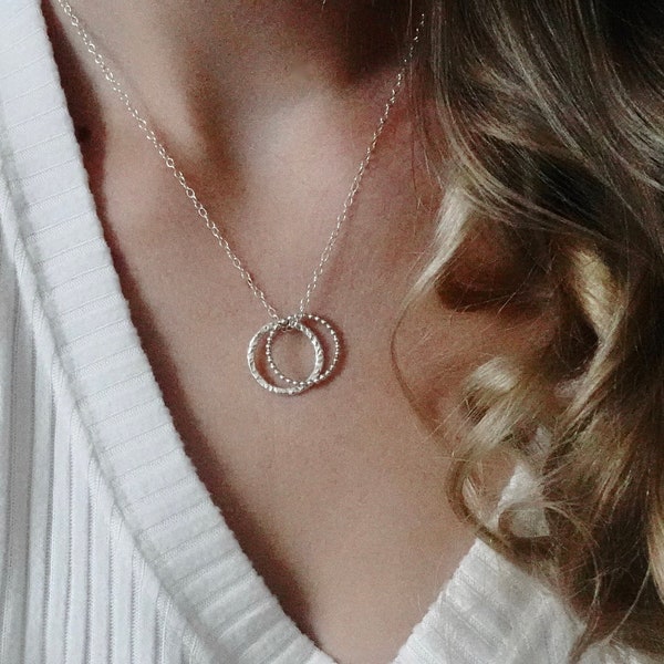 Collier pendentif à deux cercles en argent sterling | Anneaux perlés et texturés | Collier éternel | Multi-usure | Chaîne extensible | Cadeaux pour elle