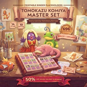 以下が含まれることがあります： Jynx、Politoed、Slowpokeのキャラクターが描かれたTomokazu Komiya Master Setバインダー用プレースホルダーコレクションのデジタルイラスト。木製のデスク上に画材、トレーディングカードページ、様々なポケモンのスケッチが配置されています。