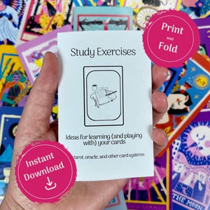 Puede incluir: Una tarjeta blanca titulada "Study Exercises" con una ilustración de un cuaderno y un bolígrafo. La tarjeta también tiene el texto "Ideas para aprender (y jugar con) tus cartas" y "tarot, oráculo y otros sistemas de cartas". Círculos rosas dicen "Print and Fold" e "Instant Download".