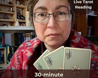 Op de afbeelding: Een persoon houdt drie tarotkaarten vast met symbolen en illustraties. De afbeelding bevat de tekst "One-on-One Live Tarot Reading" en "30-minute Live Tarot Reading". De persoon draagt een bril en een rood patroon top.