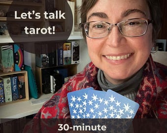 Puede incluir: Una persona sostiene cartas del tarot con un patrón de estrellas. La imagen incluye el texto "Let's talk tarot!" y "30-minute Personal Tarot Practice Chat". Estanterías con barajas de cartas del tarot son visibles en el fondo.