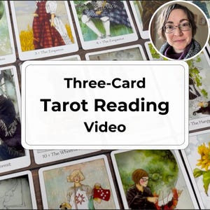 Könnte beinhalten: Eine Sammlung von Tarotkarten mit verschiedenen Illustrationen, darunter "Die Kaiserin" und "Der Kaiser". Das Bild zeigt eine Frau in einem Kreis und den Text "Three-Card Tarot Reading Video."
