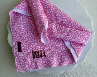 Bandana per cani personalizzata con nome ricamato, sciarpa primaverile floreale, accessorio personalizzato per animali domestici, regalo di Pasqua, taglie piccole e medie, sciarpa per cani da matrimonio