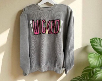 刺繍入りウィキッド・ブロードウェイ・スウェットシャツ　カスタム・コンフォートカラー・シャツ　パーソナライズ・ミュージカルTシャツ　デファイング・グラビティ・ブロードウェイ・ギフト・シアターシャツ