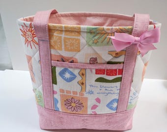 Bolso tote acolchado rosa hecho a mano: bolsillos exteriores e interiores.