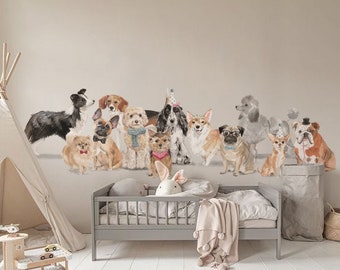 Può includere: Un adesivo da parete con un gruppo di cani in varie pose e con cappelli da festa. I cani sono di razze e dimensioni diverse e sono disposti in fila lungo il muro. L'adesivo è un'aggiunta divertente e fantasiosa alla camera di qualsiasi bambino.