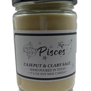 Könnte beinhalten: Eine durchsichtige Glaskerze in einem Glas mit schwarzem Deckel. Die Kerze ist mit "Pisces" und "Cajeput & Clary Sage" beschriftet. Das Etikett trägt außerdem die Aufschrift "Hand Poured in Texas" und "17.3 oz Soy Wax Candle".