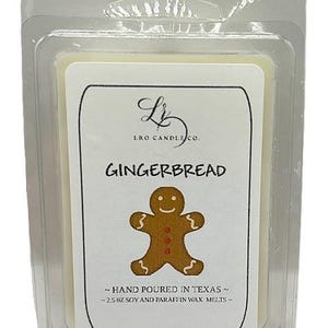 Könnte beinhalten: Ein klarer Kunststoffbehälter mit einem Wachsschmelz. Das Etikett trägt die Aufschrift "GINGERBREAD" mit einer Lebkuchenmann-Illustration. Das Etikett besagt auch "HAND POURED IN TEXAS" und "2.5 OZ SOY AND PARAFFIN WAX MELTS."