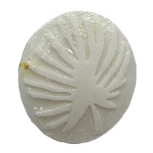 Könnte beinhalten: Runde weiße Seife mit einem geprägten Blattdesign auf der Oberseite.