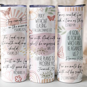 Puede incluir: Tres vasos aislados blancos con citas inspiradoras y dise&ntilde;os florales y de mariposas. Los vasos presentan citas de Salmos, Proverbios y otros vers&iacute;culos b&iacute;blicos en una paleta de colores pastel.