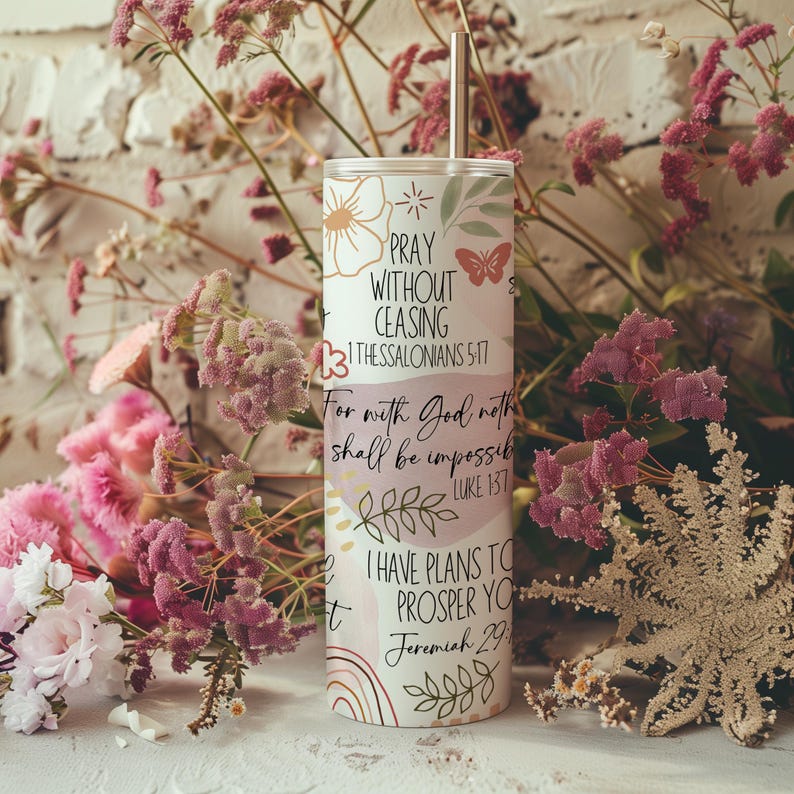 Puede incluir: Un vaso blanco con pajita, con dise&ntilde;os florales y de mariposas, y el texto "PRAY WITHOUT CEASING" y vers&iacute;culos b&iacute;blicos. El dise&ntilde;o incluye un arco&iacute;ris y elementos bot&aacute;nicos.