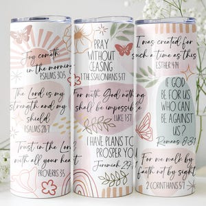 Puede incluir: Tres vasos aislados blancos con dise&ntilde;os florales y de mariposas, y citas inspiradoras. Los vasos presentan colores pastel, incluyendo rosa, melocot&oacute;n y verde. El texto incluye vers&iacute;culos b&iacute;blicos y frases.
