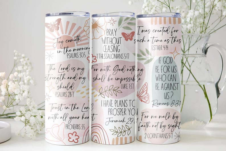 Puede incluir: Tres vasos aislados blancos con dise&ntilde;os florales y de mariposas, y citas inspiradoras. Los vasos presentan colores pastel, incluyendo rosa, melocot&oacute;n y verde. El texto incluye vers&iacute;culos b&iacute;blicos y frases.