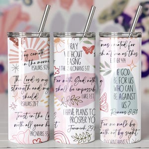 Puede incluir: Tres vasos aislados de acero inoxidable con tapas y pajitas. Cada vaso presenta un dise&ntilde;o diferente con citas inspiradoras y acentos florales en rosa, melocot&oacute;n y blanco. Los vasos est&aacute;n dise&ntilde;ados para bebidas fr&iacute;as.