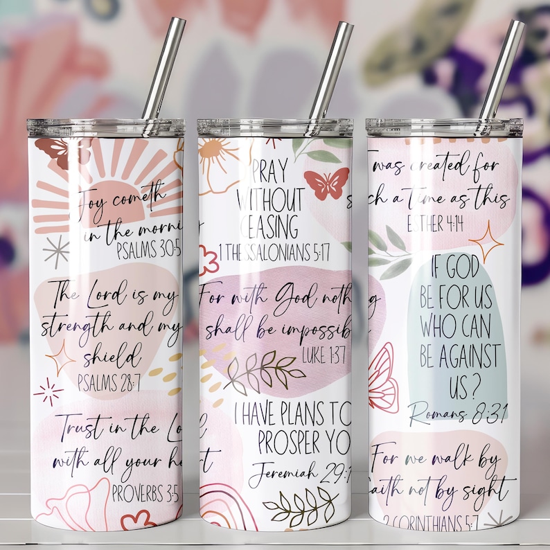 Puede incluir: Tres vasos aislados de acero inoxidable con tapas y pajitas. Cada vaso presenta un dise&ntilde;o diferente con citas inspiradoras y acentos florales en rosa, melocot&oacute;n y blanco. Los vasos est&aacute;n dise&ntilde;ados para bebidas fr&iacute;as.