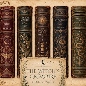 Puede incluir: Cinco lomos de libros de estilo antiguo con títulos e ilustraciones en relieve dorado, incluyendo A Book of Spells, Herbal Magic, The Moon and Her Mysteries, Witchcraft y Familiars and Other Beasts, sobre una etiqueta con The Witch's Grimoire.
