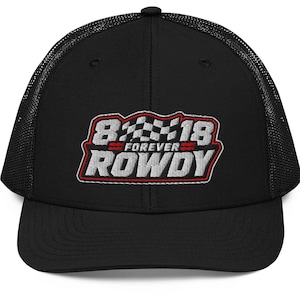 Könnte beinhalten: Schwarze Trucker-Cap mit Mesh-Rückseite und gebogenem Schirm. Auf der Vorderseite befindet sich ein gesticktes Design mit dem Text "8 18 FOREVER ROWDY" in Weiß und Rot, mit einer karierten Flagge.