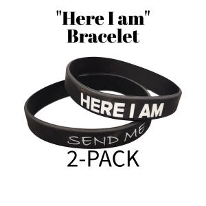 Op de afbeelding: Twee zwarte rubberen armbanden met witte tekst. De ene luidt "HERE I AM", de andere "SEND ME". De afbeelding bevat ook de tekst "2-PACK" en "Here I am" Bracelet.