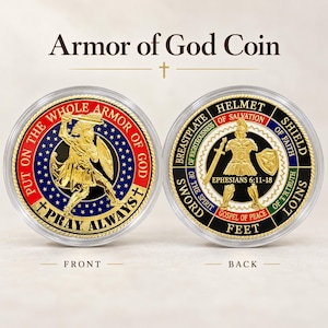 Puede incluir: Dos monedas circulares de desafío con figuras doradas de un guerrero con armadura. El frente muestra a un soldado con espada y escudo, rodeado de esmalte rojo y azul con el texto "PUT ON THE WHOLE ARMOR OF GOD PRAY ALWAYS". El reverso enumera componentes de la armadura con "EPHESIANS 6:11-18".