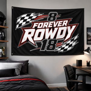 Könnte beinhalten: Schwarze Wandflagge mit den Worten "FOREVER ROWDY" in Weiß und Rot, mit den Zahlen "8" und "18". Die Flagge zeigt auch karierte Flaggenmuster.