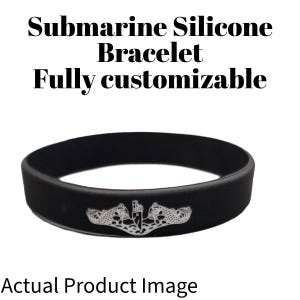 Op de afbeelding: Zwarte siliconen armband met een zilveren embleem. De armband heeft de tekst "Submarine Silicone Bracelet Fully customizable" en "Actual Product Image".
