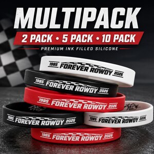 Pode incluir: Uma coleção de pulseiras de silicone nas cores branca, preta e vermelha. Cada pulseira apresenta o texto 1985 FOREVER ROWDY 2026 com um gráfico de bandeira quadriculada. O texto superior diz MULTIPACK 2 PACK 5 PACK 10 PACK PREMIUM INK FILLED SILICONE.