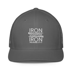 Peut inclure: Casquette de camionneur grise avec un dos en filet et une visière incurvée. Le devant de la casquette porte l'inscription brodée "IRON SHARPENS IRON PROVERBS 27:17" en blanc.
