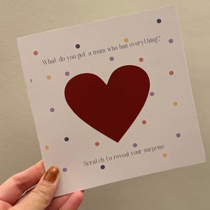 Carte à gratter personnalisée, faire-part, grossesse, cadeau, pour maman, pour grands-parents, motif à pois en forme de coeur