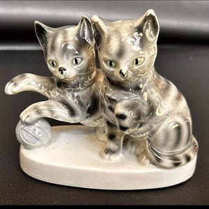 Vintage (2) Playing Kittens by Carl Scheidig Gräfenthal circa 1935? Porcelain figurine