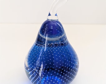 Blauer Birnen-Briefbeschwerer aus Kunstglas, Bullicante, kontrollierte Blasen, 11,4 cm