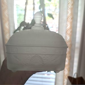 Caja de cristal satinado blanco vintage de Indiana Glass con forma de tiara y abeja, con tapa.