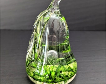 Figurina fermacarte a forma di pera in vetro verde Wheaton Ware da 5 pollici, realizzata a mano