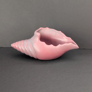 Jarrón de cerámica rosa con forma de concha de caracola de Van Briggle, Colorado Springs, firmado, decoración vintage