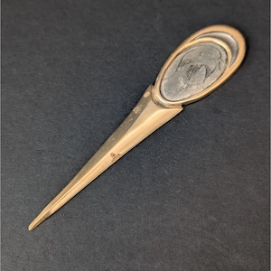 Abrecartas Art Nouveau vintage de latón macizo con diseño de grulla grabada