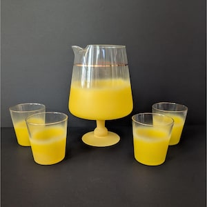 Ensemble pichet et gobelet en verre ombré jaune Blendo Mid-Century avec accent doré