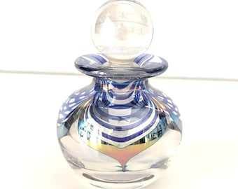 Frasco de perfume em vidro artístico iridescente com penas puxadas, de Stuart Abelman, 1999.