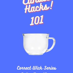 Puede incluir: Texto Candle Hacks 101 sobre un fondo azul con una taza de vidrio transparente. Serie Correct Wick Dollar Tree 18 oz Taza de vidrio.
