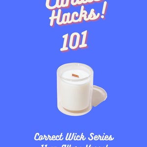 Puede incluir: Candle Hacks 101: Una vela blanca en un tarro de vidrio transparente con una mecha de madera. La vela está etiquetada como "11 oz Allure Vessel" y el texto "diregard wood wick in image" está debajo de la etiqueta.