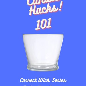 Puede incluir: Texto Candle Hacks 101 sobre un fondo azul con un tarro de vidrio transparente. El texto Correct Wick Series Dollar Tree Roman Urn Jar está debajo del tarro.