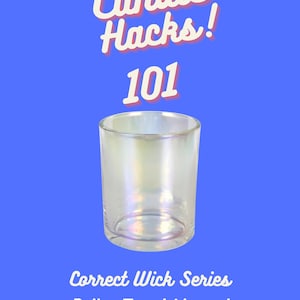 Puede incluir: Candle Hacks 101: Un tarro de vidrio transparente e iridiscente para hacer velas. El texto "Correct Wick Series Dollar Tree Iridescent Jar" está debajo del tarro.