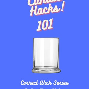 Könnte beinhalten: Ein klares Glas-Kerzengefäß mit einer breiten Öffnung und einem dicken Boden. Das Gefäß ist leer und hat ein weißes Etikett mit der Aufschrift "Candle Hacks! 101" in einer Retro-Schrift. Unter dem Gefäß steht der Text "Correct Wick Series Dollar Tree Status Jar" in weiß.