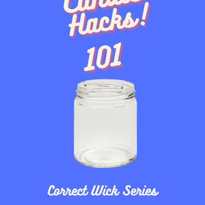 Puede incluir: Texto Candle Hacks 101 sobre un fondo azul con un frasco de vidrio transparente. Frasco recto de 9 oz.