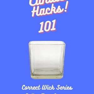 Puede incluir: Texto Candle Hacks 101 sobre un fondo azul con un tarro de vidrio cuadrado transparente. Serie de mechas correctas Tarro de vidrio cuadrado Dollar Tree.
