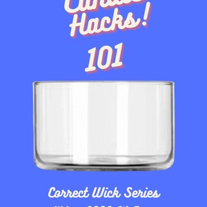Puede incluir: Un portavelas cilíndrico de vidrio transparente con una base gruesa, sobre un fondo azul. El texto "Candle Hacks! 101" está en la parte superior, y "Correct Wick Series libbey 2996 410 ml" en la inferior. Ideal para hacer velas.