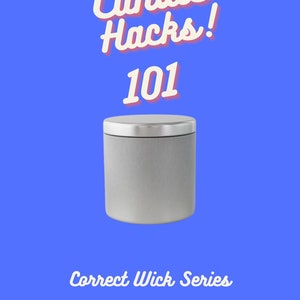 Puede incluir: Una lata de vela de plata con tapa, etiquetada con "Candle Hacks! 101" y "Correct Wick Series 14 oz tin".